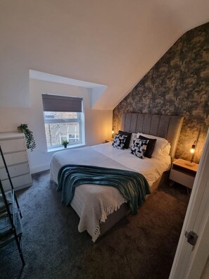 6 bedrooms, iron/ironing board, bed sheets