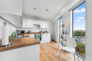 Fridge, microwave, oven, stovetop - Stylish Manchester Penthouse - Parking- Gym (Manchester)