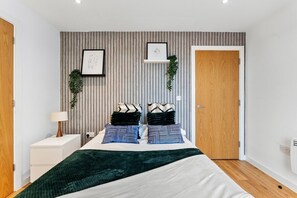Iron/ironing board, Internet, bed sheets - Stylish Manchester Penthouse - Parking- Gym (Manchester)