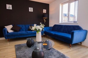 TV - Modern 3-Story Townhouse Free Parking on Drive (Manchester)