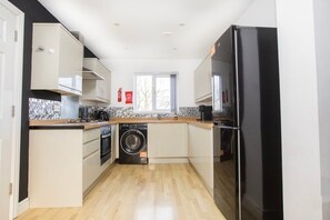 Fridge, microwave, oven, stovetop - Modern 3-Story Townhouse Free Parking on Drive (Manchester)