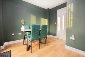 Dining - Modern 3-Story Townhouse Free Parking on Drive (Manchester)