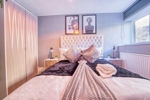 3 bedrooms, iron/ironing board, Internet, bed sheets - The Stylish Gem of Bath - Sleeps 10 (Bath)