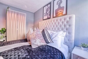 3 slaapkamers, een strijkplank/strijkijzer, internet, beddengoed