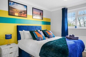 6 bedrooms, iron/ironing board, Internet, bed sheets - Large 6 Bedroom Cambridge Abode (Cambridge)