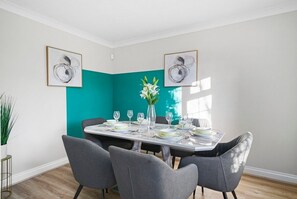 Dining - Large 6 Bedroom Cambridge Abode (Cambridge)