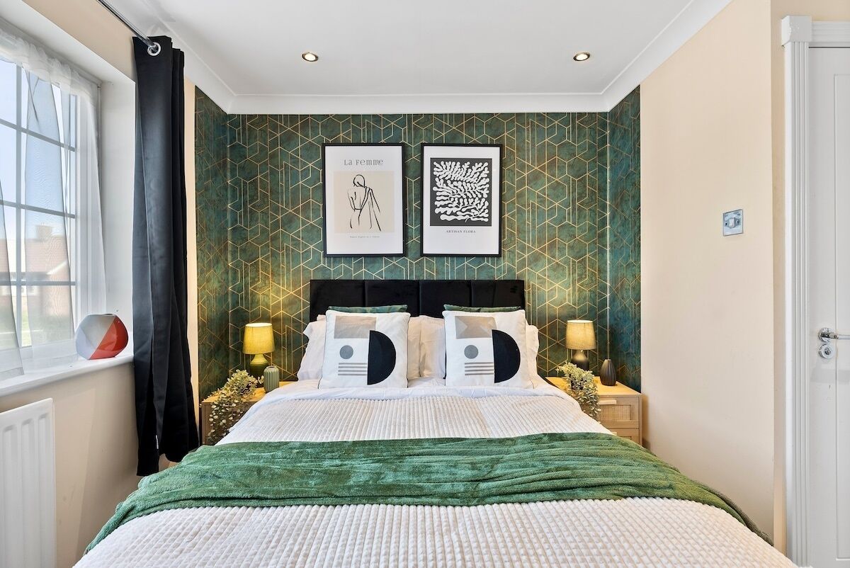4 bedrooms, iron/ironing board, bed sheets