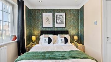 4 bedrooms, iron/ironing board, bed sheets