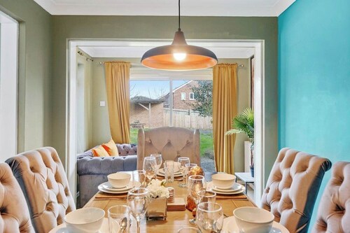 Elegant 4 Bed House with Parking & Garden-Sleeps 8
