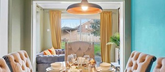 Elegant 4 Bed House with Parking & Garden-Sleeps 8
