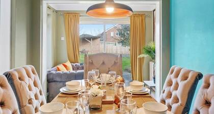 Elegant 4 Bed House with Parking & Garden-Sleeps 8