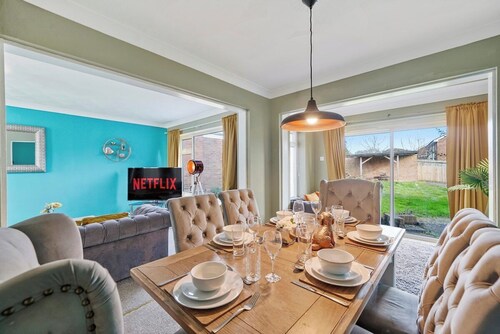Elegant 4 Bed House with Parking & Garden-Sleeps 8