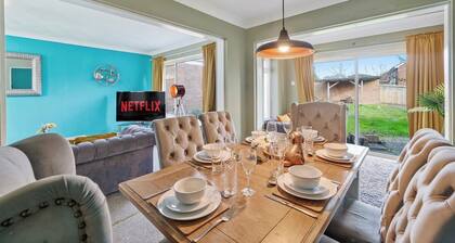 Elegant 4 Bed House with Parking & Garden-Sleeps 8