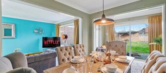 Elegant 4 Bed House with Parking & Garden-Sleeps 8
