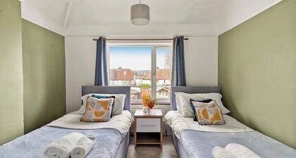 Spacious House with Parking & Garden - Sleeps 7