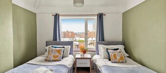 Spacious House with Parking & Garden - Sleeps 7