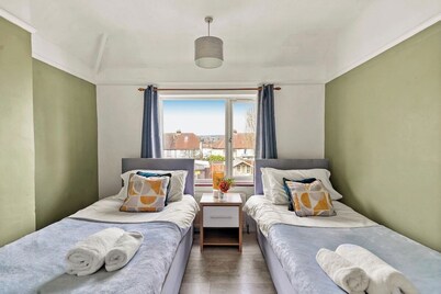 Spacious House with Parking & Garden - Sleeps 7