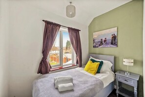 Internet, bed sheets - Spacious House with Parking & Garden - Sleeps 7 (Maidstone)