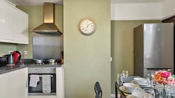 Refrigerador, microondas, horno, placa de cocina