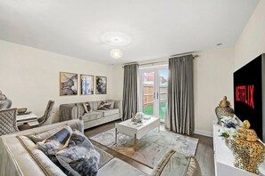 Ein Wohnzimmer mit einer Couch, einem Couchtisch und einem Kunstwerk an der Wand.