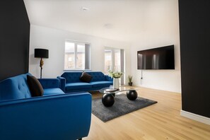 TV - Modern 3-Story Townhouse Free Parking on Drive (Manchester)