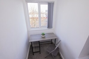 Interior - Modern 3-Story Townhouse Free Parking on Drive (Manchester)