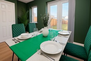 Dining - Modern 3-Story Townhouse Free Parking on Drive (Manchester)