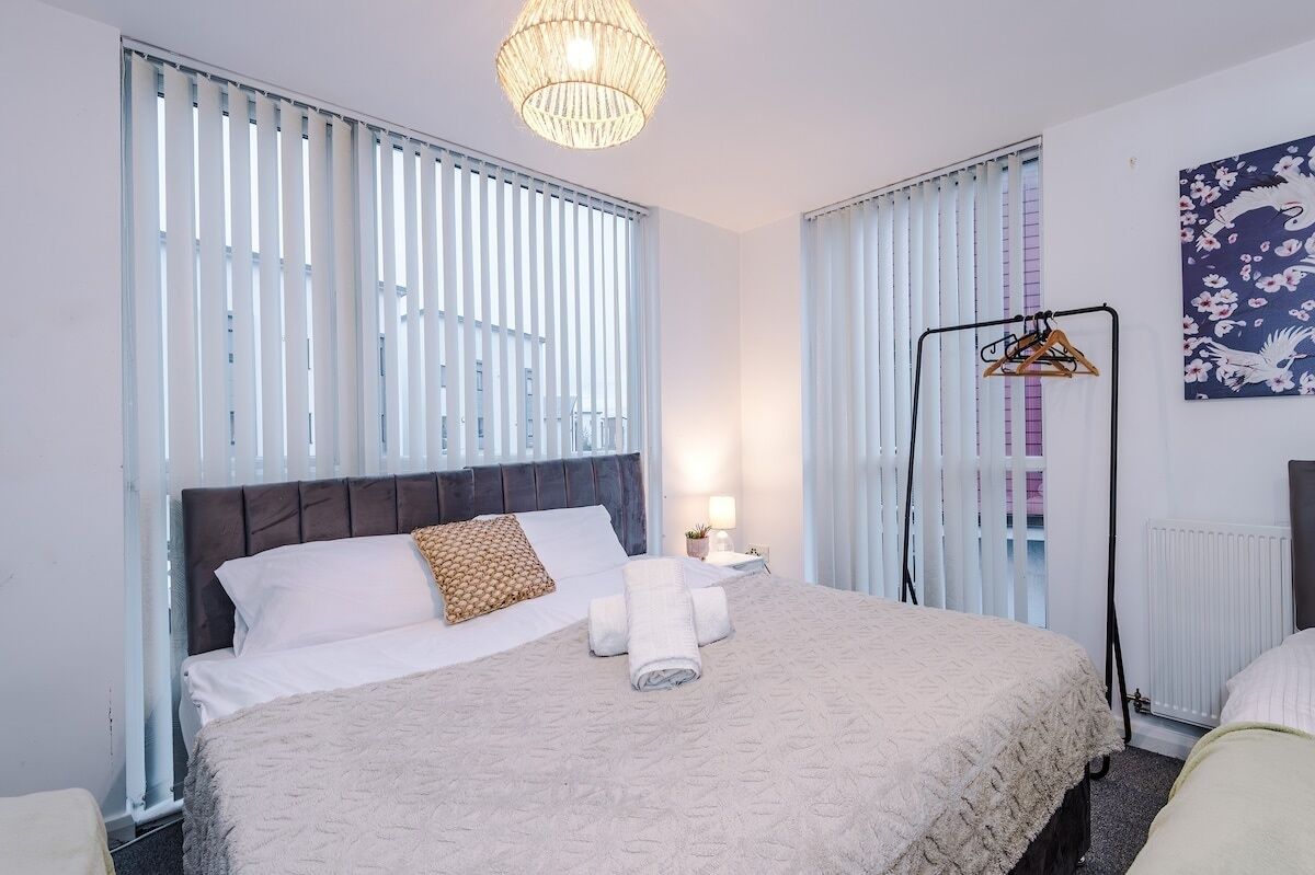 4 bedrooms, iron/ironing board, internet, bed sheets