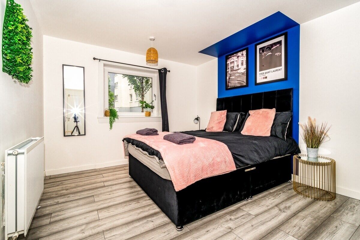 3 bedrooms, iron/ironing board, internet, bed sheets