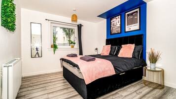 3 bedrooms, iron/ironing board, internet, bed sheets