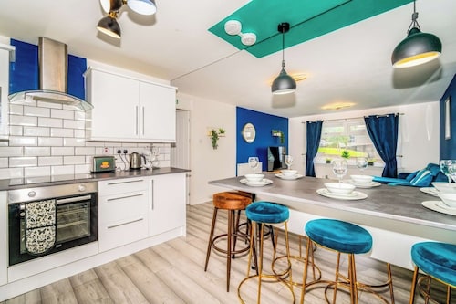 Sleek and Stylish 3 Bed in Greenock - Sleeps 8