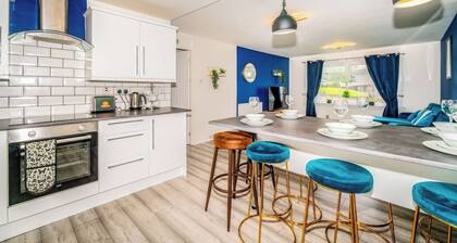Sleek and Stylish 3 Bed in Greenock - Sleeps 8