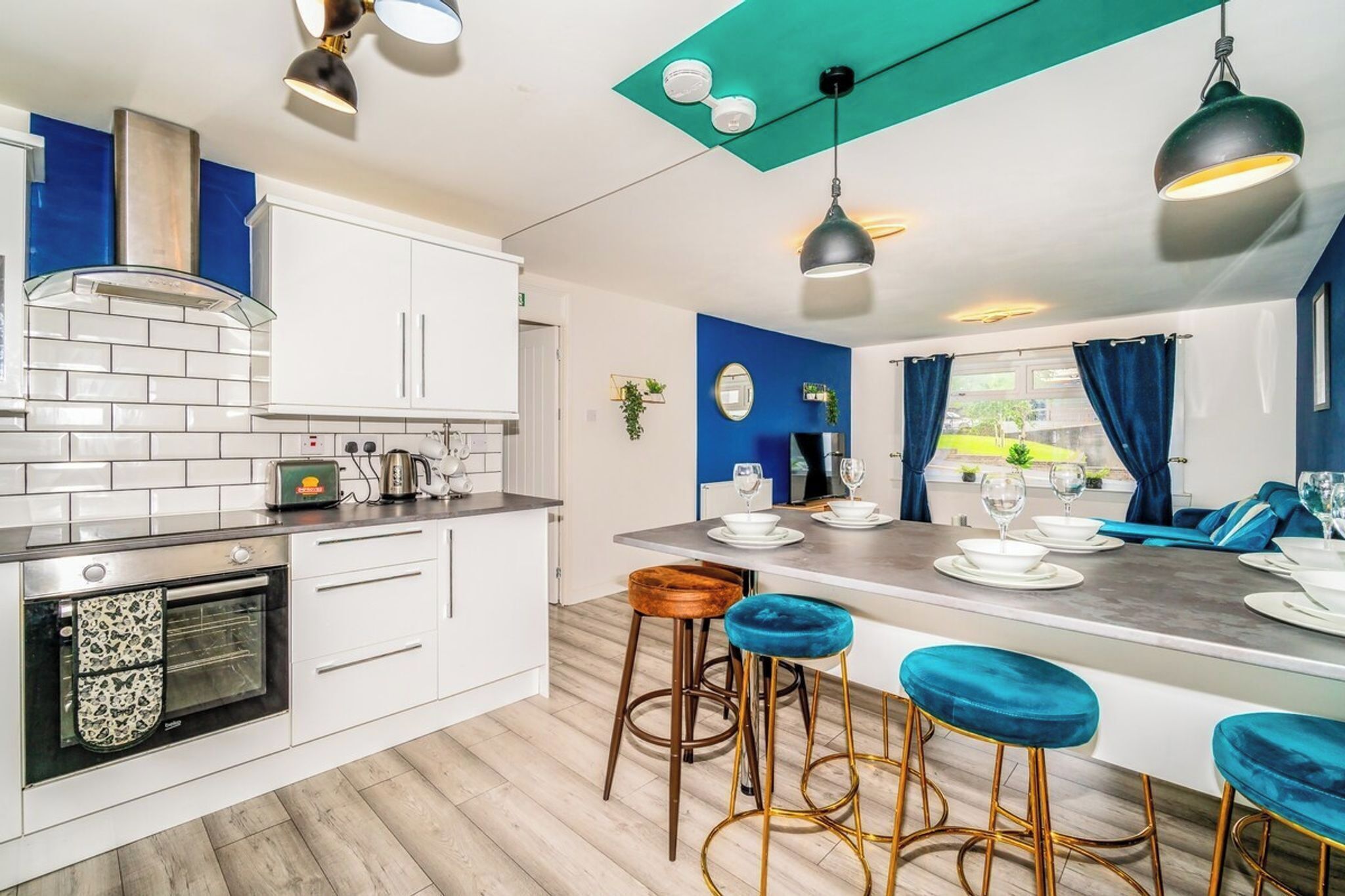 Kylskåp, mikrovågsugn, ugn och spishäll