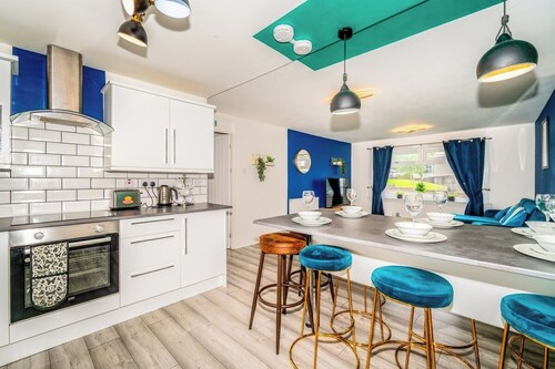 Sleek and Stylish 3 Bed in Greenock - Sleeps 8
