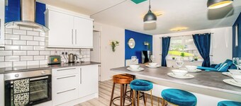 Sleek and Stylish 3 Bed in Greenock - Sleeps 8