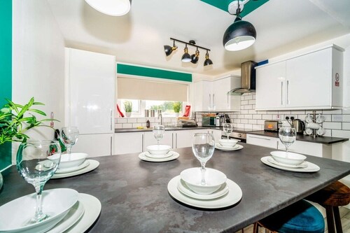 Sleek and Stylish 3 Bed in Greenock - Sleeps 8