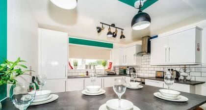 Sleek and Stylish 3 Bed in Greenock - Sleeps 8