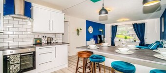 Sleek and Stylish 3 Bed in Greenock - Sleeps 8