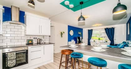 Sleek and Stylish 3 Bed in Greenock - Sleeps 8