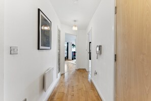 Interior - Stunning 2-Bed in Cardiff - Balcony (Cardiff)