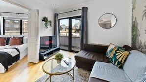 Een moderne woonkamer met een bank, een salontafel en een televisie waarop Netflix wordt weergegeven.