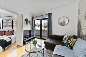 TV - Stunning 2-Bed in Cardiff - Balcony (Cardiff)