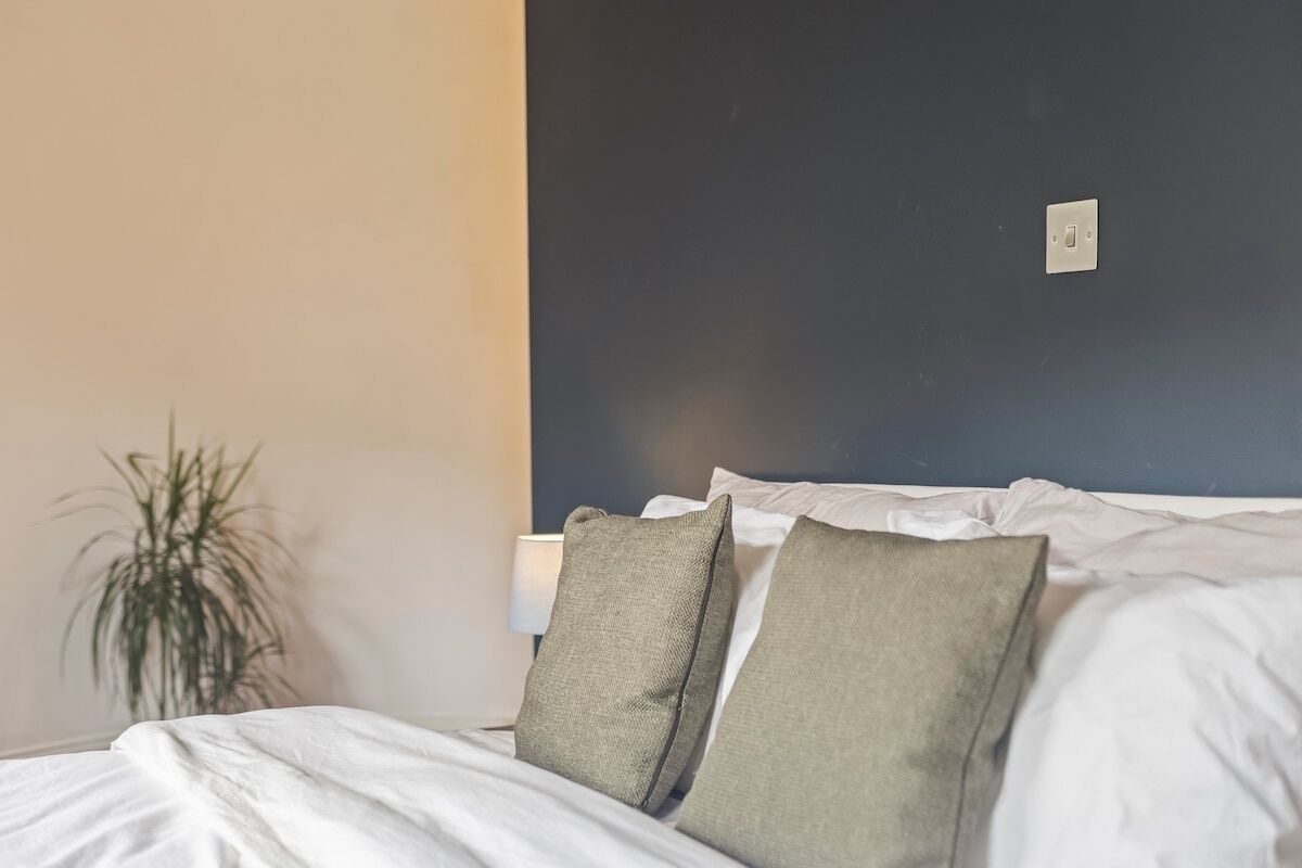 1 habitación, tabla de planchar con plancha, internet y ropa de cama 