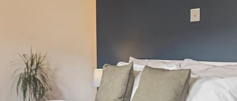 1 habitación, tabla de planchar con plancha, internet y ropa de cama