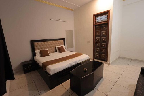 Collection O Agra Kalindi Vihar