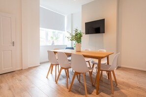 Dining - Comfort & Style in Salford - Sleeps 8 (Salford)