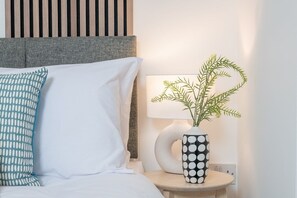3 bedrooms, iron/ironing board, Internet, bed sheets - Comfort & Style in Salford - Sleeps 8 (Salford)