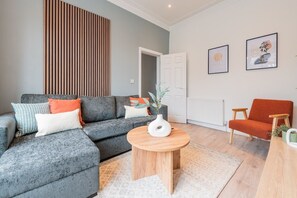 TV - Comfort & Style in Salford - Sleeps 8 (Salford)