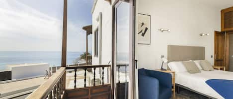 4 chambres, coffres-forts dans les chambres, fer et planche à repasser