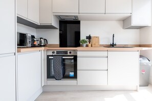 Fridge, microwave, oven, stovetop - Modern 2BR w/ Parking – Ideal for Work Stays | NS (Leeds)